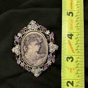 Ladies, very beautiful, large Vintage cameo brooch/pin, beautiful jewelry